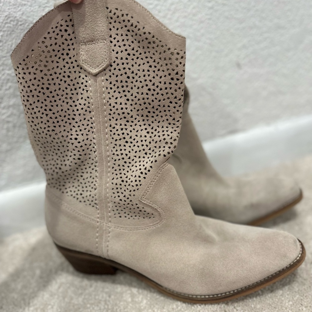 BCBG Cream leather/suede size 9 boots